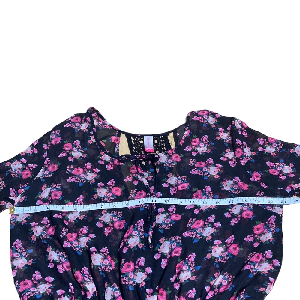 No Boundaries women’s floral boho blouse w/open back blouse & cinched waist. - Picture 5 of 6